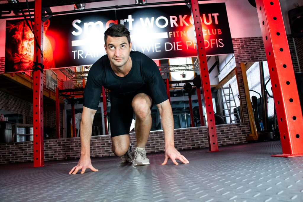 EMS für Zuhause mieten – Sportler trainiert mit kabellosem EMS-Anzug von myEMSClub beim Ganzkörpertraining
