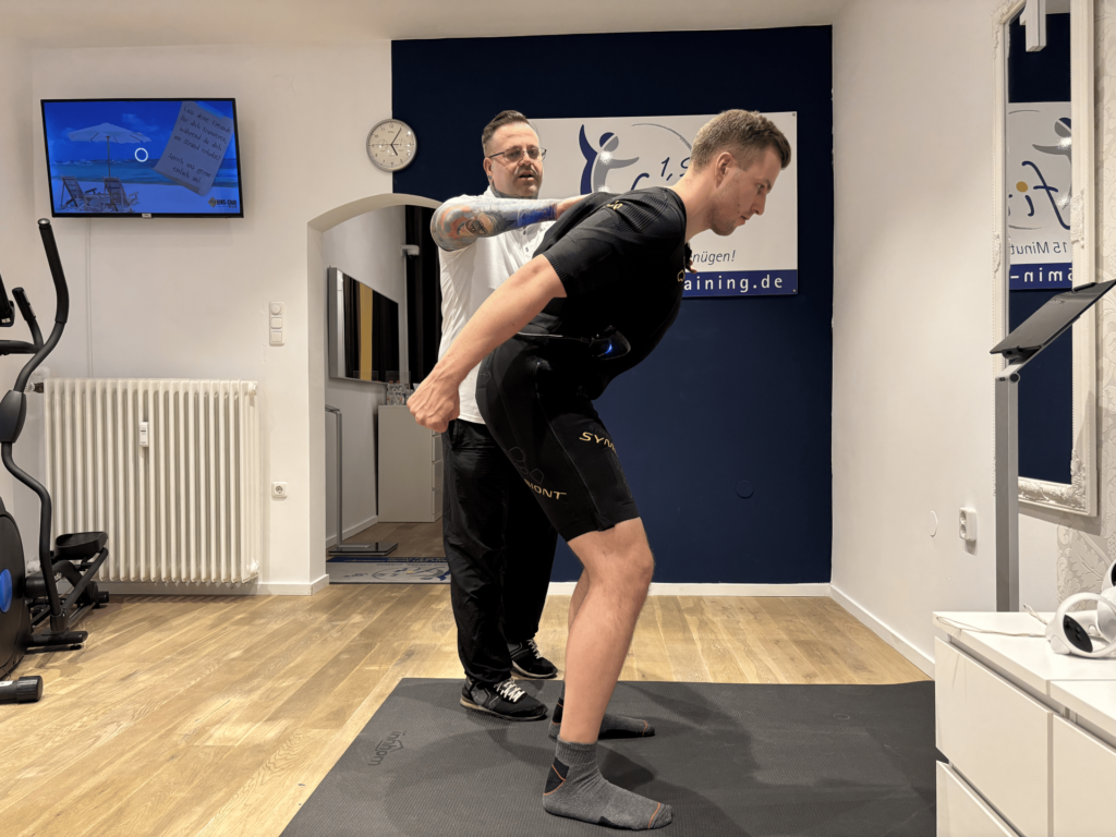 Person beim Symbiont EMS-Training im Studio – effektives Ganzkörpertraining für Muskelaufbau, Rücken und Fitness.