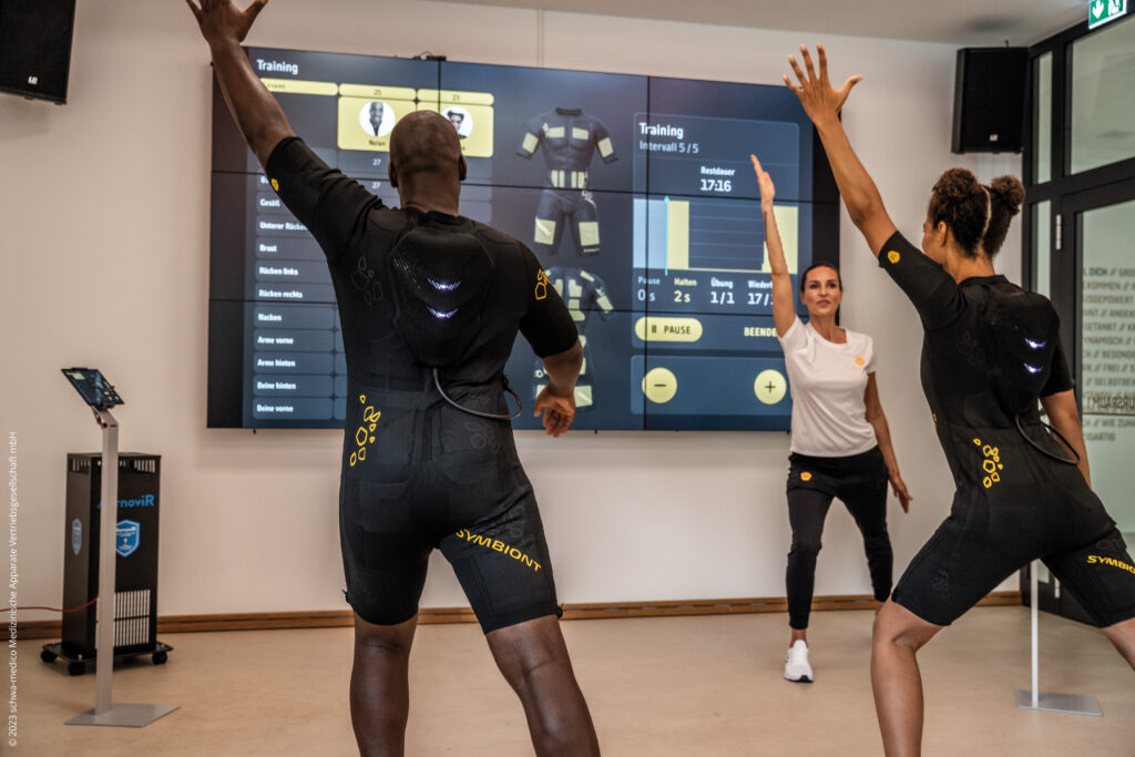 Mann beim Krafttraining zum Muskelerhalt während des Abnehmens