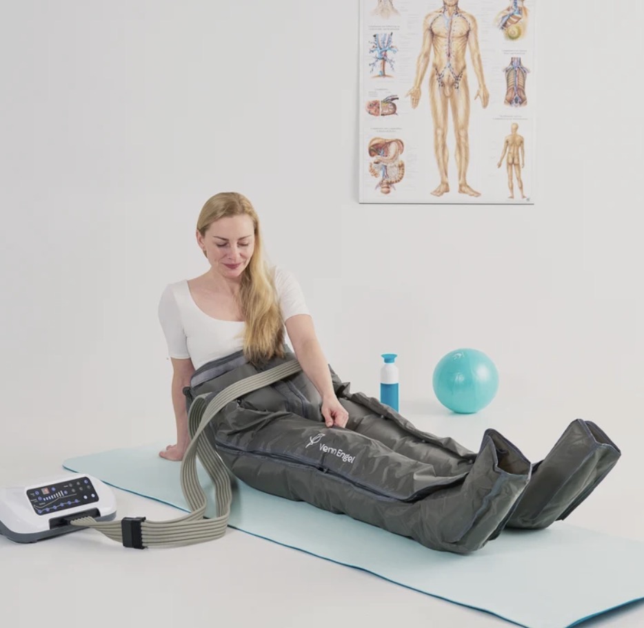 Frau bei einer apparativen Lymphdrainage mit Kompressionsmanschetten bei 123fit Körperhelden in Hamburg-Wandsbek